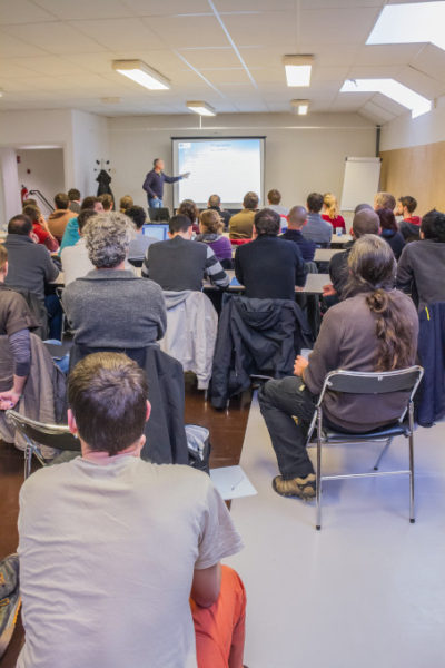 Groupe de personnes en formation au Palais des congrès